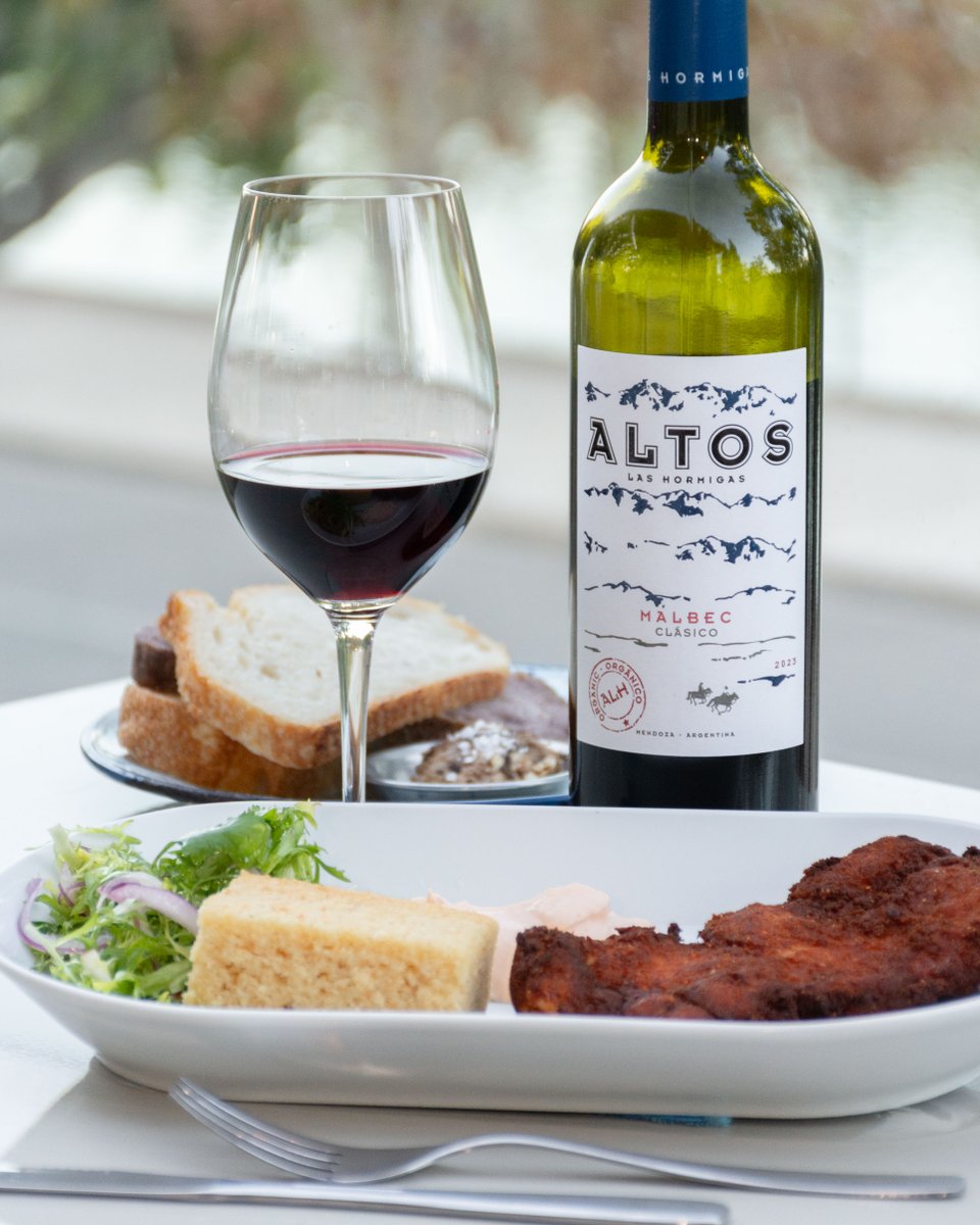 ALHmalbec's tweet image. El Malbec Clásico es un vino gastronómico. Su boca jugosa armoniza a la perfección con este plato de Cocina Gardenia, un pollo frito con ensalada de escarola, pan de maíz y mayonesa picante.
Las texturas crocantes y sabores intensos de este plato acompañan muy bien a este Malbec.