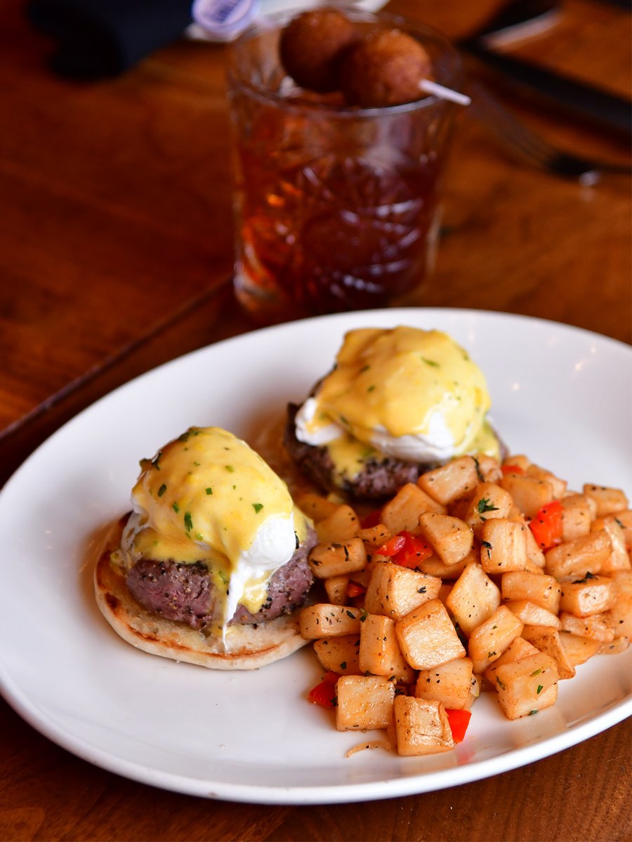 Weekend cravings = satisfied 🍳 Indulge in our Filet Medallion Benedict during brunch at Del Frisco’s Grille.