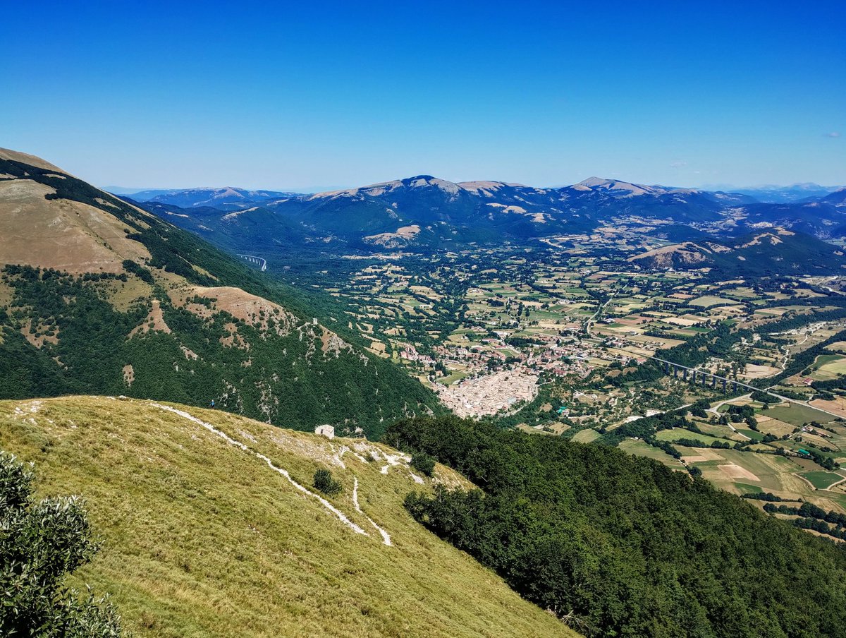 Giorgybus's tweet photo. Non mi capacito di come il povero San Giuseppe da #Leonessa sia riuscito ad arrivare quassù in cima portando un sacco di pietre in spalla (o almeno così è scritto sulla targa all'inizio del sentiero), ma sicuramente deve aver apprezzato il panorama ☀️ https://t.co/HYztTTYgY0
