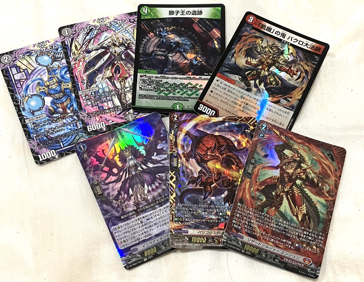 #独学でここまで成長したから一緒に頑張ろう
小学生→高校生（卒業制作）→大学生（カード絵師デビュー）
添削受けたりして100%独学ではないかも
けどずっと続けたら夢は叶うことを伝えたい