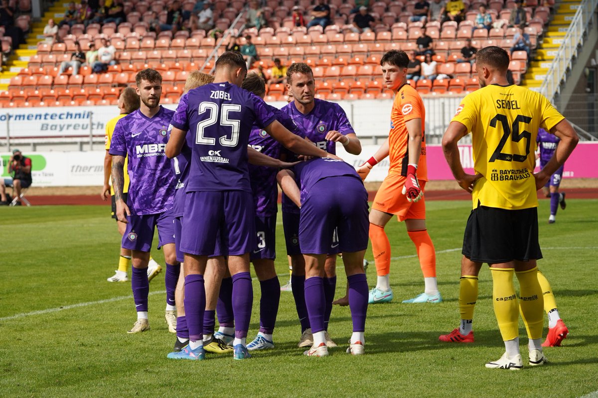 FCErzgebirgeAue's tweet photo. Malone trifft per Kopf nach einer Ecke!🔥💜

#BAYAUE 0:4 (70.) https://t.co/LNC5OZBM2F