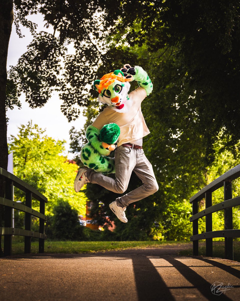 ManchasLeo's tweet photo. Time for a super standard quote like, “Jumping into the weekend” for this #fursuitfriday but honestly this seems so boring. Anyways! Have a good weekend. Enjoy this wonderful picture by @ReplicCheegon https://t.co/u6k225GDph