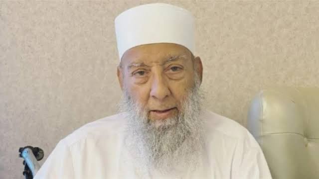 waleed_1_975's tweet image. “بالله عليكم، ماذا أفعل؟
أمس ترحّمت على الشيخ ربيع المدخلي فشتمني من خالفه،
وقبلها ترحّمت على الشيخ أبي إسحاق الحويني فشتمني من خالفه،
فهل أصبح الدعاء بالرحمة للمسلمين جريمة؟
ألم يمت هؤلاء على كلمة التوحيد؟ أليسوا من أهل القبلة؟
أليس من الدين أن نقول عن الميت المسلم: رحمه الله؟…