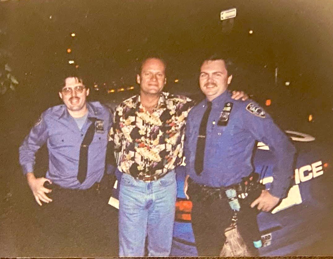 NYPD19Pct's tweet image. ‘Cheers’ to a great weekend Upper East Side!
And, enjoy this 90’s throwback photo of @KelseyGrammer with some of 19th Precinct’s finest.