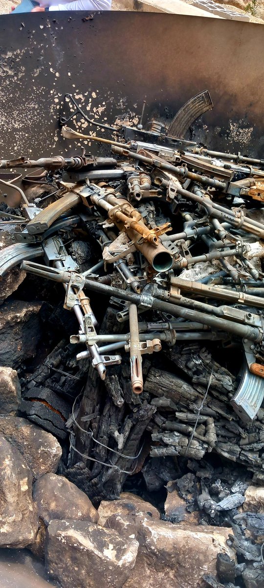 I attended the ceremony in which the #PKK burnt weapons. During the ceremony, pictures were forbidden but afterwards I interviewed four guerrillas in de group, incl co-leader Besê Hozat. Plus, pics with burned arms (1 M249, 1 sniper rifle, 1 RPG, 27 Kalasjnikovs).