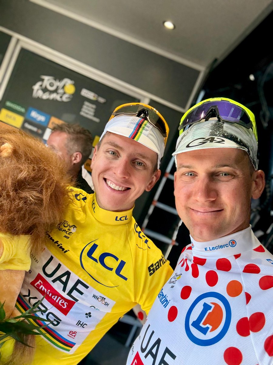 Teammates that get leaders jersey's together 🥰

De nouveau réunis avec leurs beaux maillots 🤝

#TDF2025