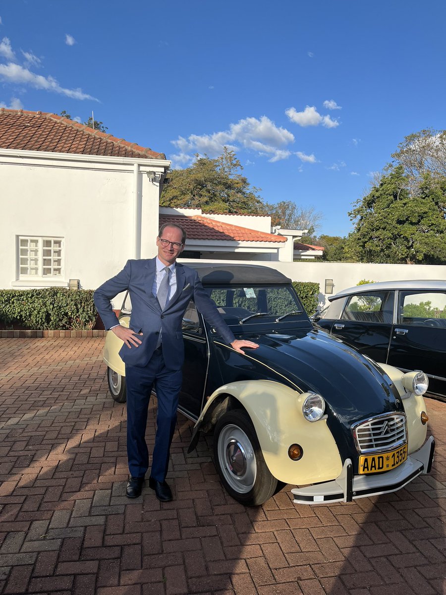 PaulBBarets's tweet image. The Bastille Day organised today at the French Residence was an unique opportunity for another show of legendary Citroën cars living in Zimbabwe : the SM, 2CV and the DS you already saw ! More to come on this great Bastille Day 🎊🇿🇼🇫🇷🎊