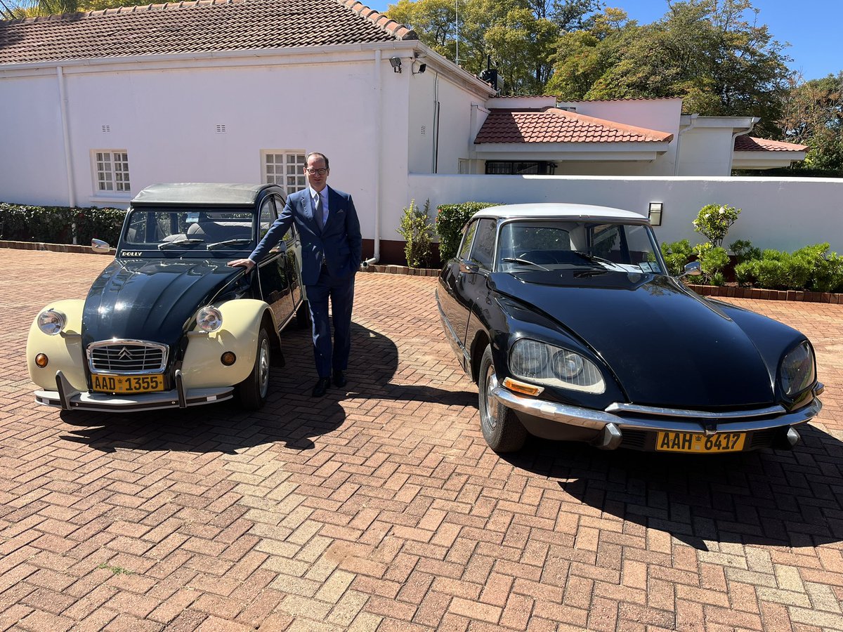 PaulBBarets's tweet image. The Bastille Day organised today at the French Residence was an unique opportunity for another show of legendary Citroën cars living in Zimbabwe : the SM, 2CV and the DS you already saw ! More to come on this great Bastille Day 🎊🇿🇼🇫🇷🎊