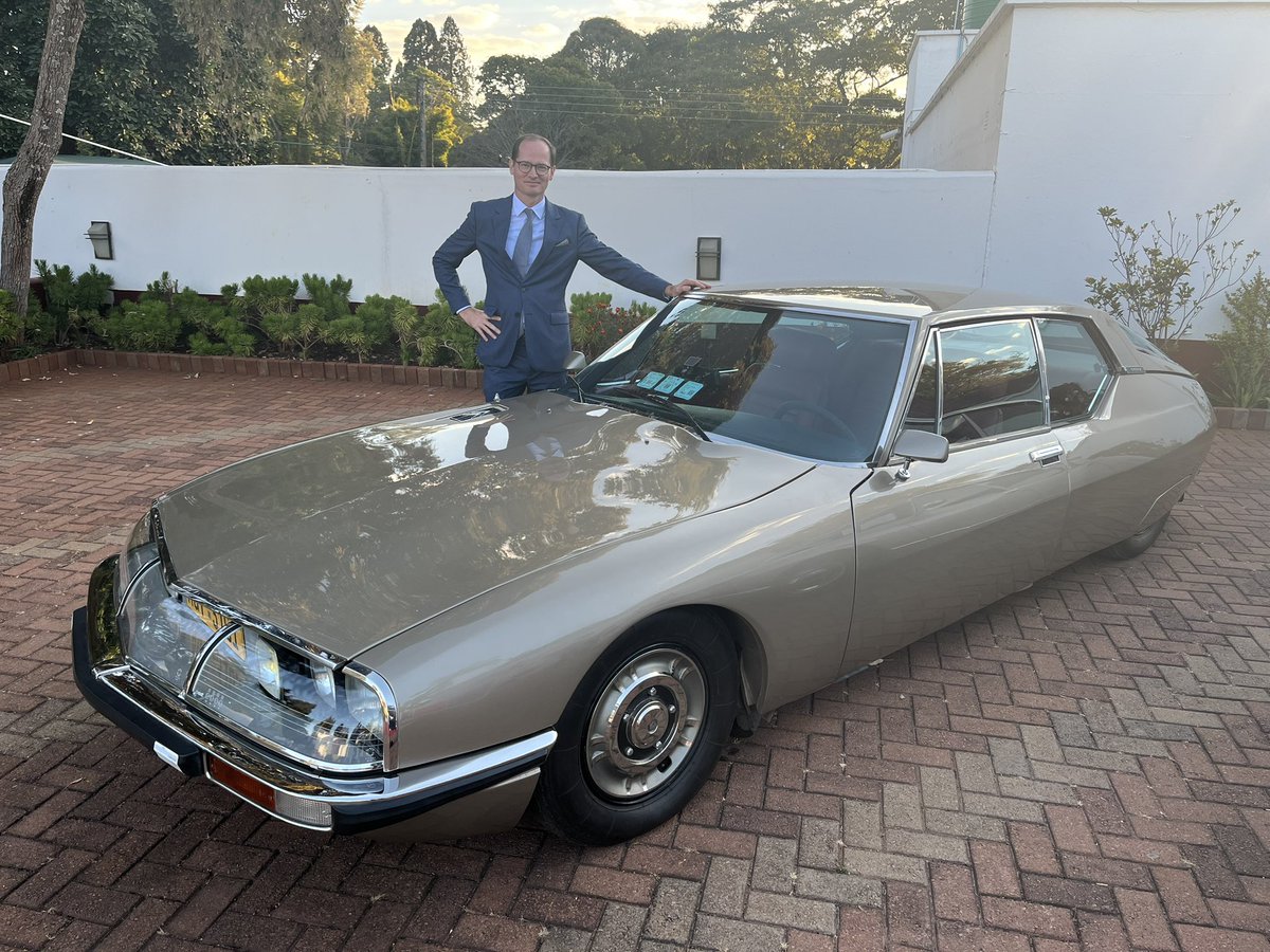 PaulBBarets's tweet image. The Bastille Day organised today at the French Residence was an unique opportunity for another show of legendary Citroën cars living in Zimbabwe : the SM, 2CV and the DS you already saw ! More to come on this great Bastille Day 🎊🇿🇼🇫🇷🎊
