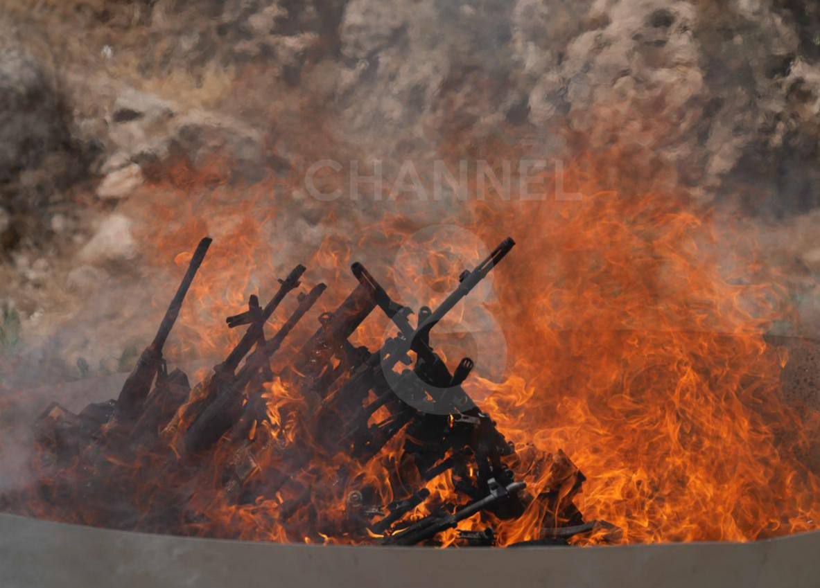 PopularFront_'s tweet image. #Kurdistan - 🇮🇶 #Iraq : Photos from the PKK disarmament ceremony in Dukan, Sulaymaniyah, show fighters queuing to burn their weapons at the entrance of Jasana Cave.
Senior PKK leaders and rank-and-file members took part in the symbolic event, marking the first formal step in the…