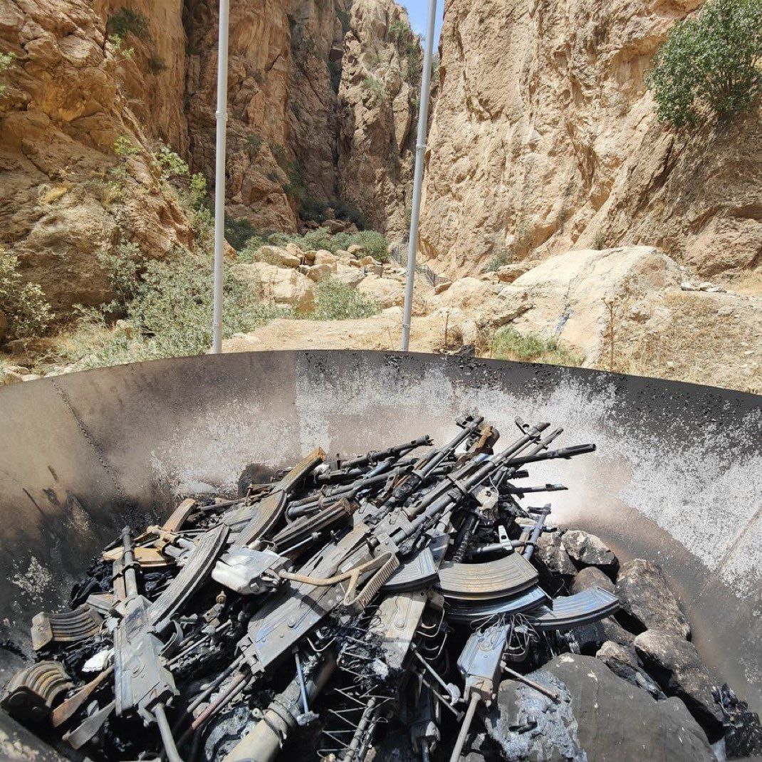 PopularFront_'s tweet image. #Kurdistan - 🇮🇶 #Iraq : Photos from the PKK disarmament ceremony in Dukan, Sulaymaniyah, show fighters queuing to burn their weapons at the entrance of Jasana Cave.
Senior PKK leaders and rank-and-file members took part in the symbolic event, marking the first formal step in the…