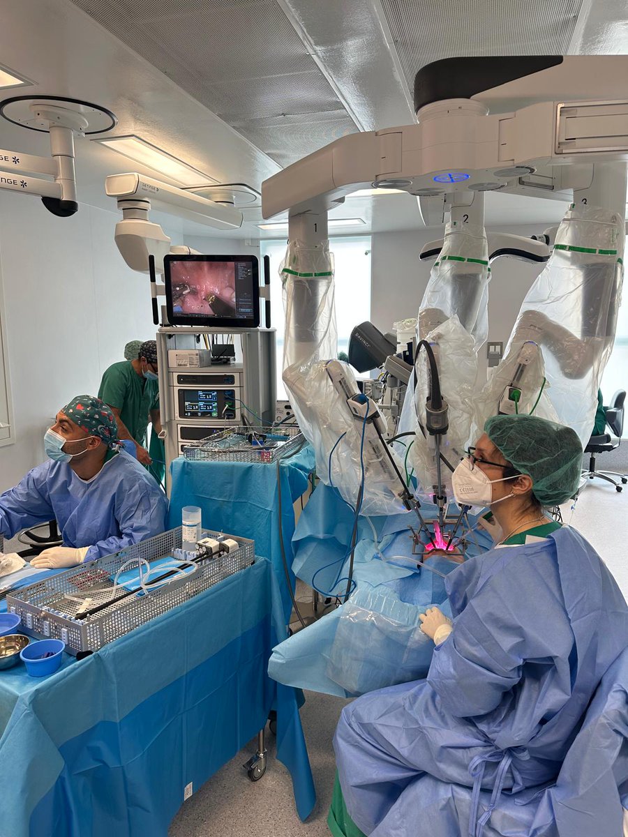 CAHU_Area_V's tweet image. 🔹 Intervención pionera con robótica en Asturias
Hoy 11 de julio, el Hospital Universitario de Cabueñes dio un paso adelante en la innovación quirúrgica con la primera cirugía maxilofacial asistida por robot en Asturias. La intervención, realizada por la Dra. Alba Novoa y la Dra.…