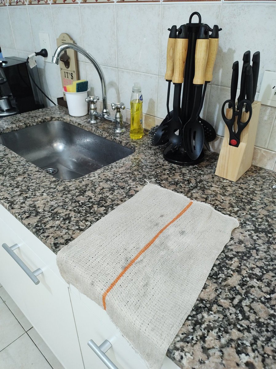 El trapo extendido como señal de una victoria ganada contra el desorden de la cocina