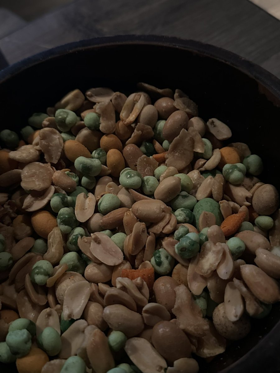 今晚碰到2位舊同學 其中一位跟我說他不愛吃乾果
來都來了 吃一點罷