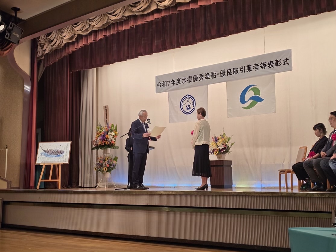 goahead_shigeru's tweet image. 気仙沼魚市場、令和6年度の水揚げ優秀漁船・優良取引業者の表彰式が開かれました。全ての漁業を通じての金額トップは静岡県沼津市戸田の大師丸漁業、巻き網船第18大師丸、カツオなどが主な漁獲物。今年も頼りにしてます👍