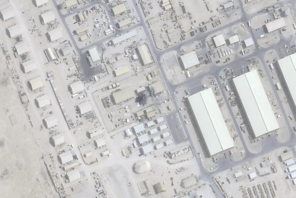 ReporteYa's tweet photo. #11Jul #Qatar
Imágenes satelitales revelan que un ataque iraní el #23Jun impactó una cúpula geodésica usada por EEUU en la base aérea Al Udeid. Aunque Donald Trump minimizó los daños, Irán afirmó que la base fue “destrozada” y que hubo interrupción de comunicaciones. - @AP https://t.co/c3kOG1r5wz