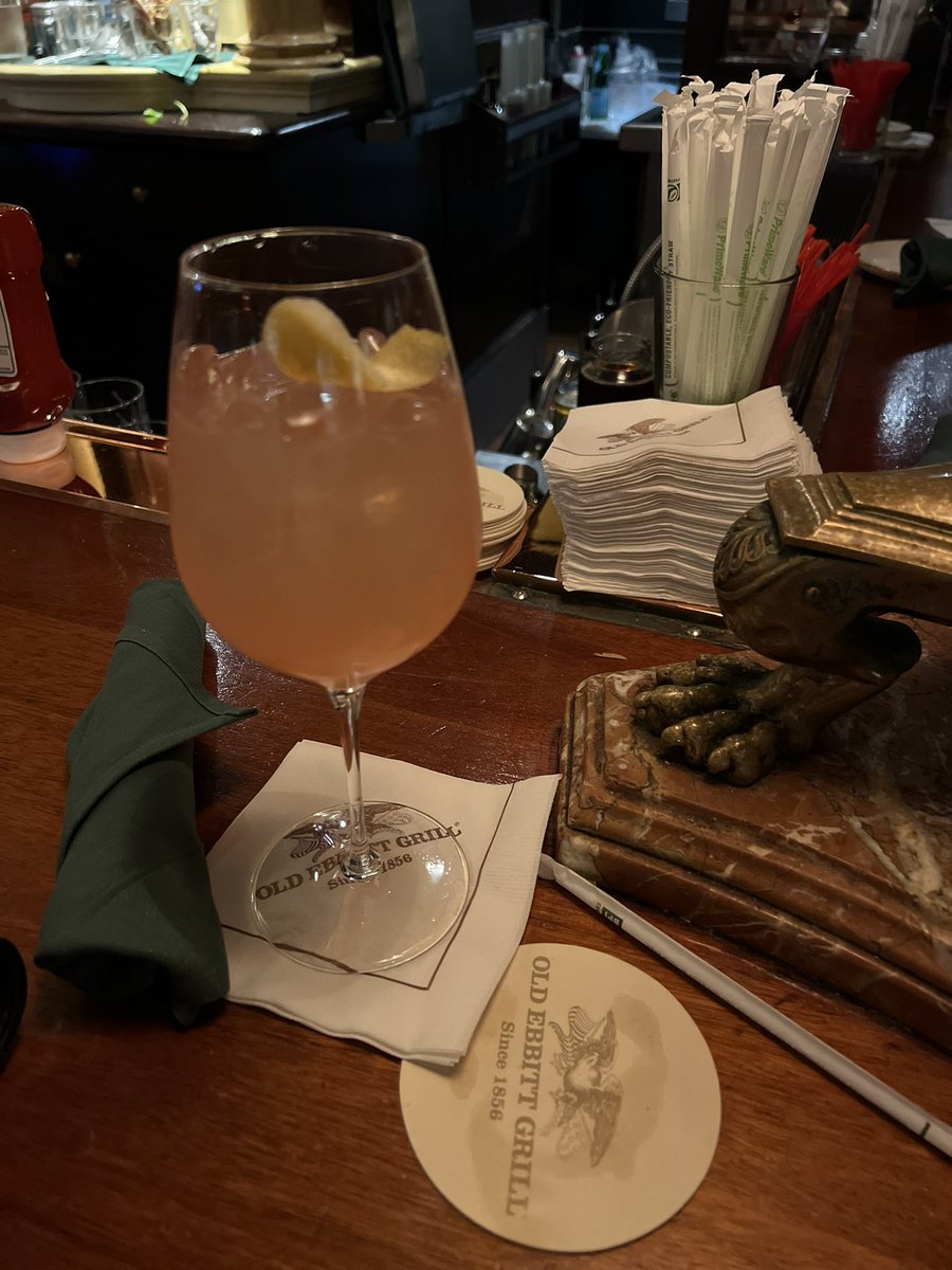 Заримдаа гарч орноо🍹Вашингтоны төвд байрлалтай Цагаан ордноос хэдхэн алхмын зайтай 1856 онд байгуулагдсан Old Ebbitt Grill ресторан дотроо 3 бартай. ДС-д ирсэн бол орох ёстой газруудын нэг.