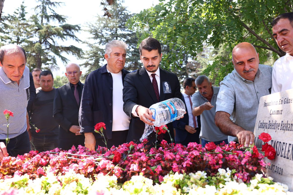 Çankaya Belediye Başkanımız Hüseyin Can Güner, Çankaya’mıza uzun yıllar emek veren, önceki dönem belediye başkanlarımızdan Doğan Taşdelen’i vefatının yıl dönümünde Karşıyaka Mezarlığı’nda kabri başında saygı ve rahmetle andı.

Başkan Güner, Doğan Taşdelen Başkanımızın samimi,