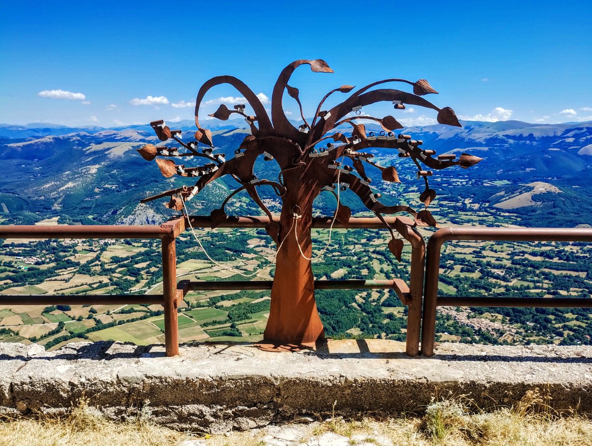 Giorgybus's tweet photo. Non mi capacito di come il povero San Giuseppe da #Leonessa sia riuscito ad arrivare quassù in cima portando un sacco di pietre in spalla (o almeno così è scritto sulla targa all'inizio del sentiero), ma sicuramente deve aver apprezzato il panorama ☀️ https://t.co/HYztTTYgY0