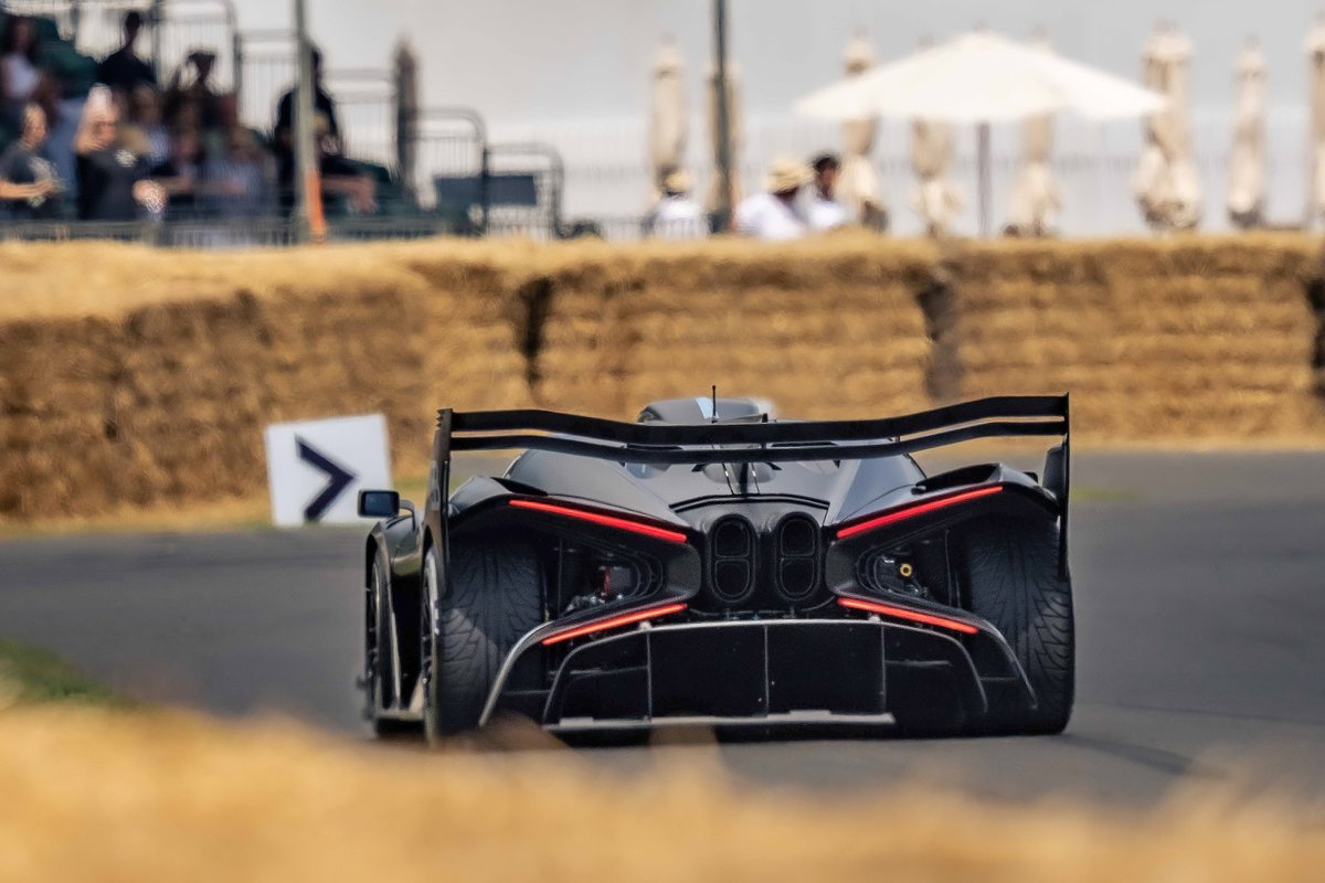 Bugatti's tweet image. Built for the track. Unleashed on the hill at Goodwood Festival of Speed. The BUGATTI BOLIDE took on the hill climb as it was engineered to: without compromise.
#BUGATTI #FOS #GoodwoodFOS #BOLIDE
–
bugatti.link/consumption