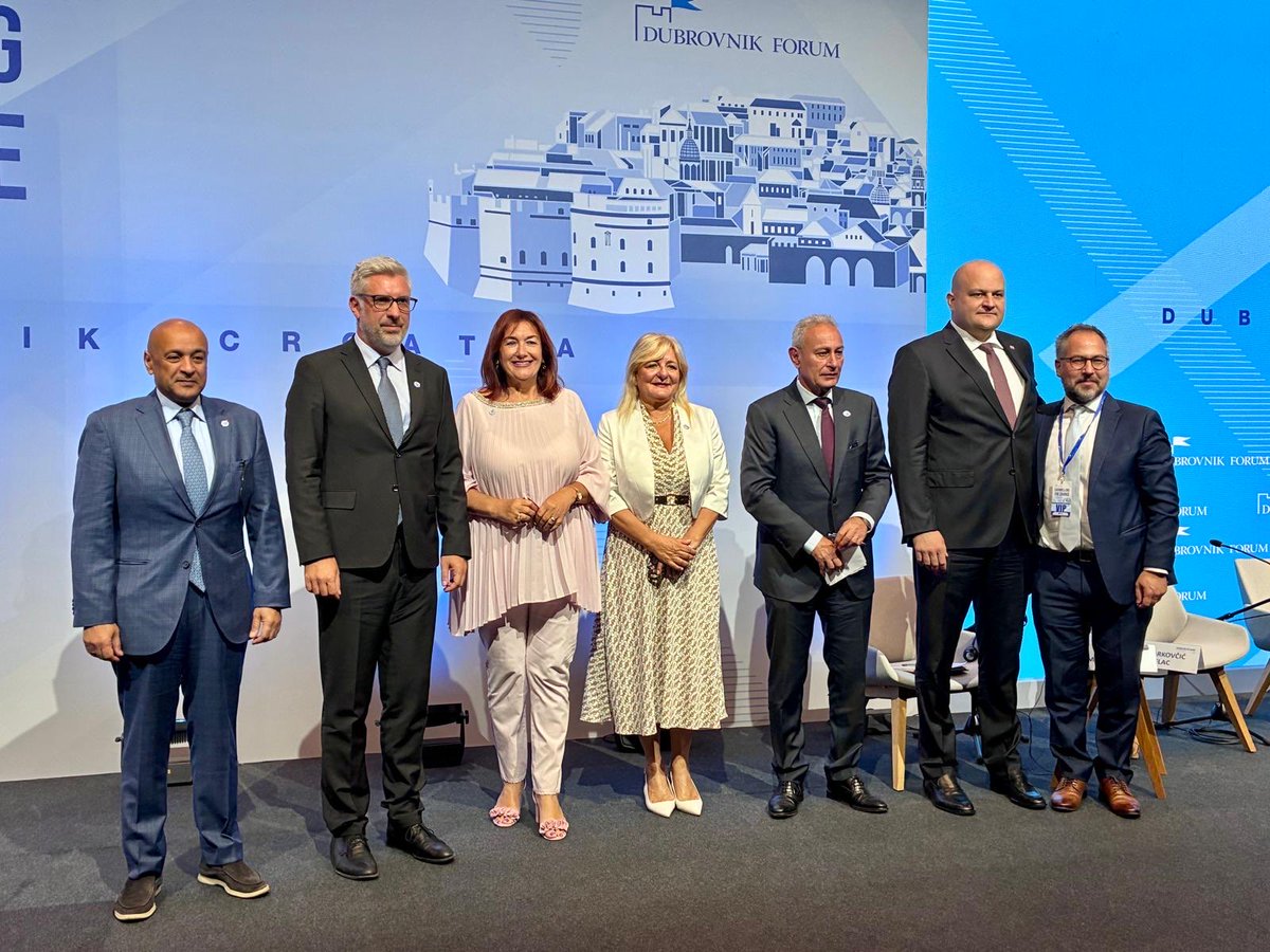 MFEA Slovenia (@mzez_rs) on Twitter photo Državni sekretar <a href="/markostucin/">Marko Stucin</a> se je udeležil <a href="/DubrovnikForum/">Dubrovnik Forum 2025</a>. V okviru panela o Mediteranu je poudaril, da je za mediteranske #EU 🇪🇺 države predvsem pomembno povezovanje znotraj neformalnega formata #MED9, ki mu v letošnjem letu predseduje #Slovenija 🇸🇮. Državni sekretar <a href="/markostucin/">Marko Stucin</a> se je udeležil <a href="/DubrovnikForum/">Dubrovnik Forum 2025</a>. V okviru panela o Mediteranu je poudaril, da je za mediteranske #EU 🇪🇺 države predvsem pomembno povezovanje znotraj neformalnega formata #MED9, ki mu v letošnjem letu predseduje #Slovenija 🇸🇮.