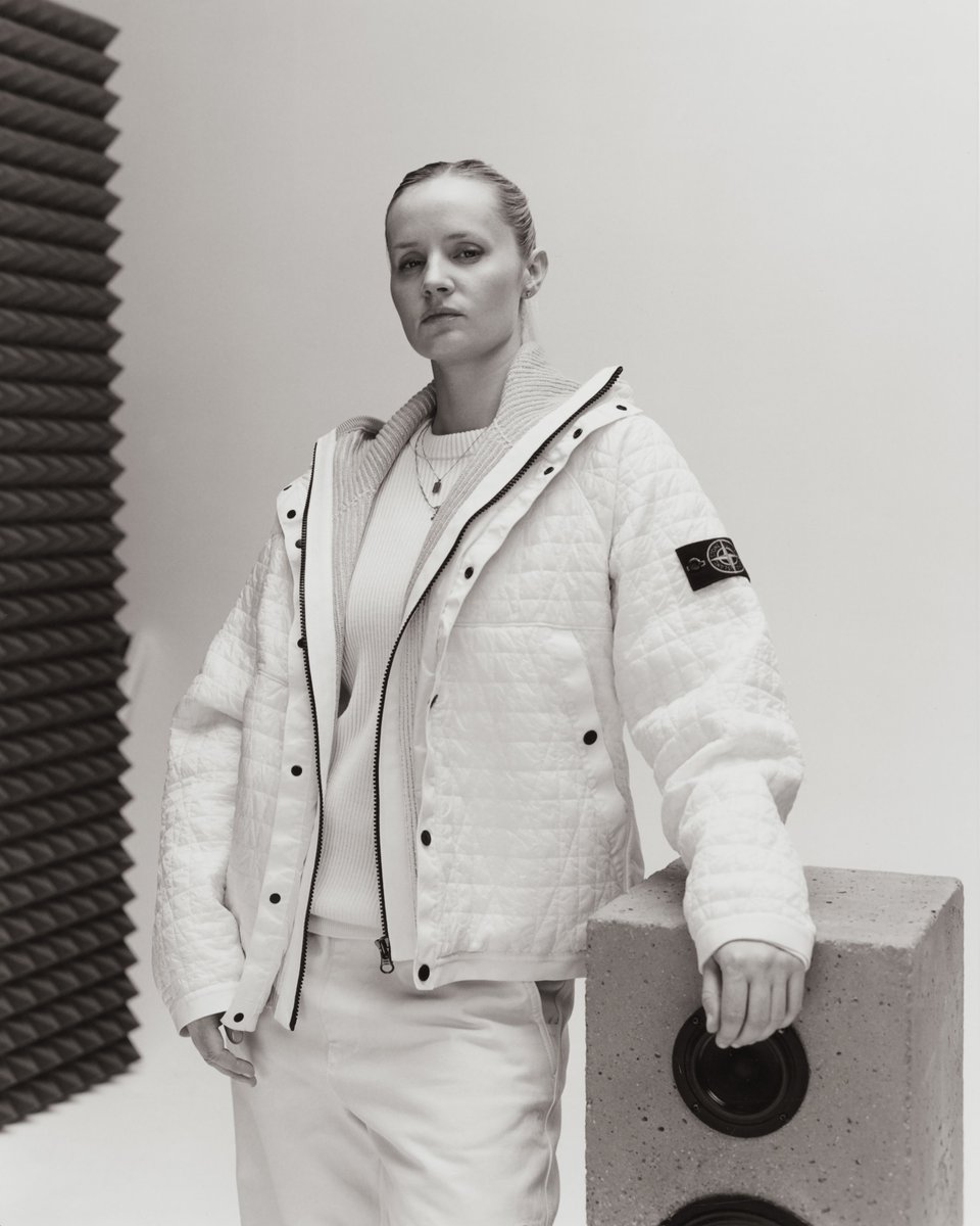 Charlotte Day Wilson wears the 4100023 Crinkle Reps NY Quilted-TC jacket from the Autumn _Winter  ‘025 collection, made from recycled nylon. A resin-coated interior makes the garment wind resistant.
#StoneIslandAW25 #TheCompassInside