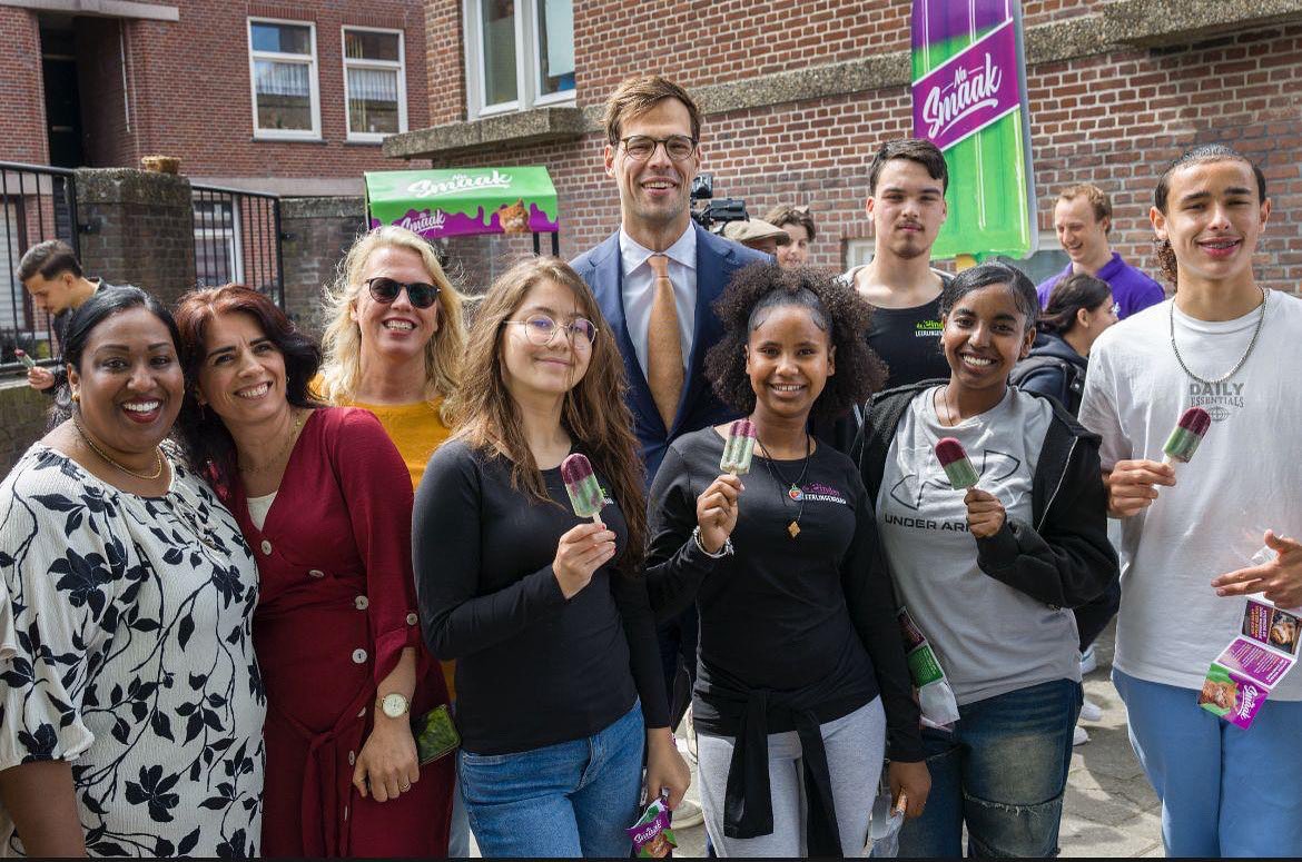 StasSZW's tweet image. De zomer is begonnen en het kabinetsreces staat voor de deur. Er is nog genoeg te doen, ook tijdens deze weken. Ik blijf me de komende tijd onverminderd inzetten voor een samenleving waarin zoveel mogelijk mensen mee kunnen doen, waar dat kan via betaald werk. Fijne zomer! ☀️