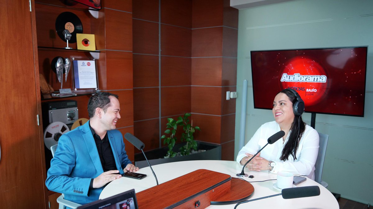 DrJoseChristian's tweet photo. Iniciamos el día en @audioramanoti con Magda Rangel. Muchas gracias por permitirnos hablar en la radio de nuestra @UTLmex 🦁🙌🏻 https://t.co/gVWzy81yLK