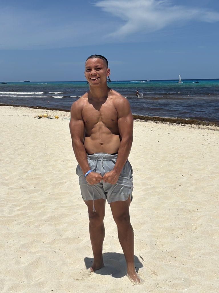 AbrahamNizyah's tweet image. Just enjoying Cancun having fun in the 🌞 we’re going to work in the sand. @HaleHSFB @JessJJonesJr @CoachSmith918 @C4_Thomas @CoachDre_17 @AbrahamSantrell @PrepRedzoneOK @sixstarfootball