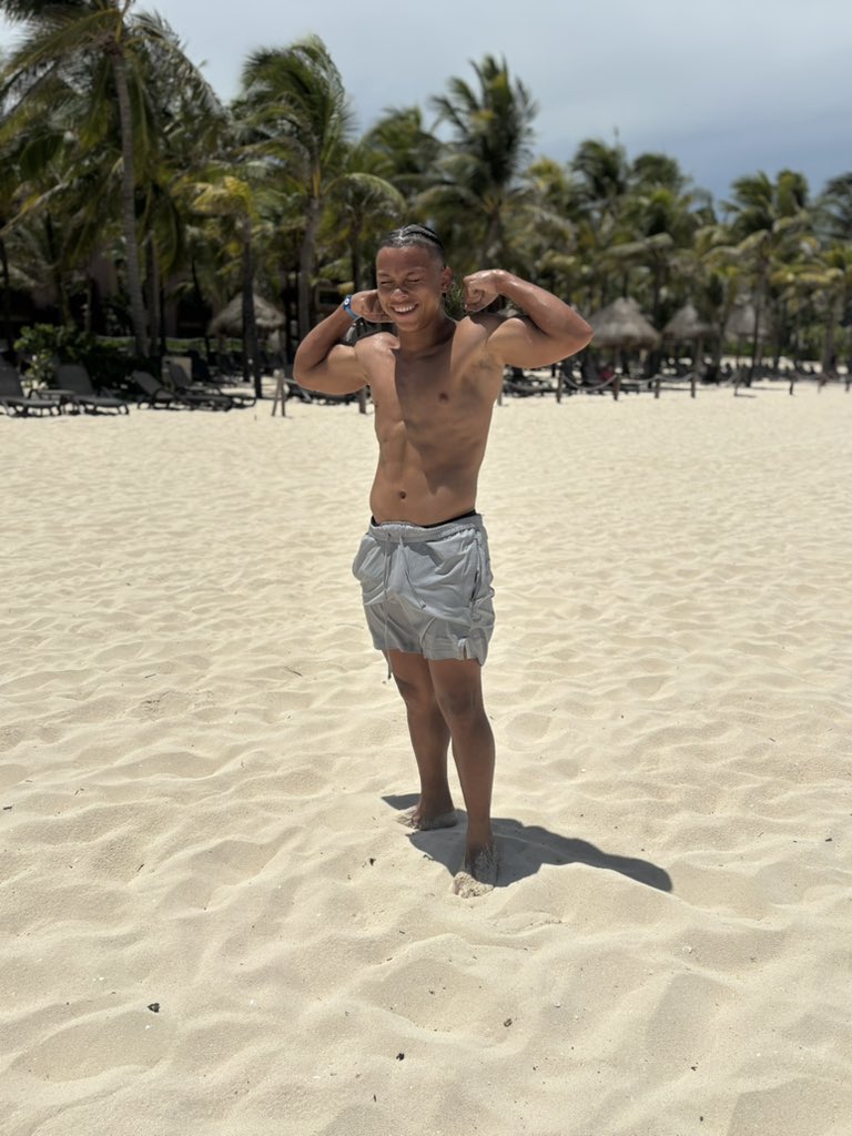AbrahamNizyah's tweet image. Just enjoying Cancun having fun in the 🌞 we’re going to work in the sand. @HaleHSFB @JessJJonesJr @CoachSmith918 @C4_Thomas @CoachDre_17 @AbrahamSantrell @PrepRedzoneOK @sixstarfootball