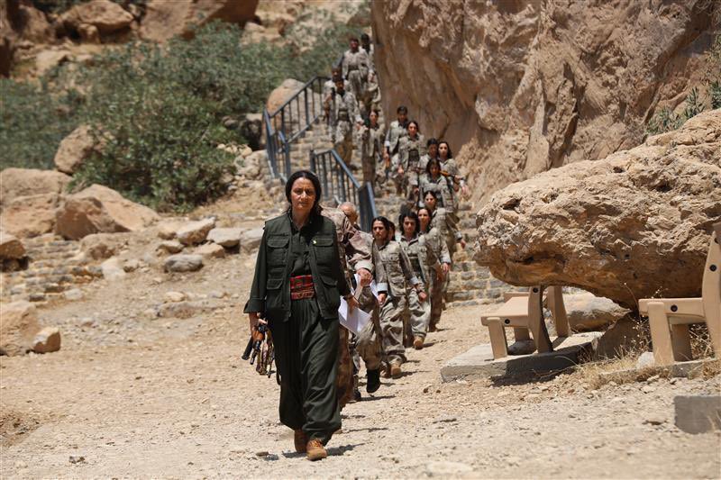 Slogan atılmayacak diye uyardılar tören öncesi. Alkış yok, kayıt yok, telefon yok, fotoğraf yok. Bir süre sonra ileriden aşağıya doğru süzülüp geldiler. Nasıl alkışlamaz insan? Kalkıp dakikalarca alkışladık.