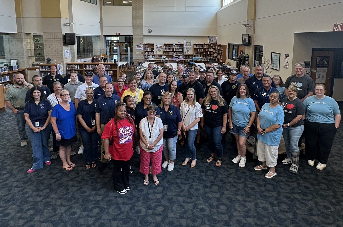 MSDDecatur's tweet image. Over 1500 backpacks for our students assembled in 45 minutes! Thankful for our community partners, staff, and volunteers! You make a difference!! #DecaturProud @INDairport @PattersonHorth @Decaturtwpfire @TheExcelCenter