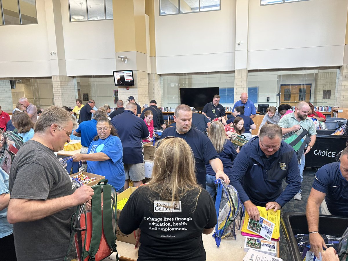 MSDDecatur's tweet image. Over 1500 backpacks for our students assembled in 45 minutes! Thankful for our community partners, staff, and volunteers! You make a difference!! #DecaturProud @INDairport @PattersonHorth @Decaturtwpfire @TheExcelCenter