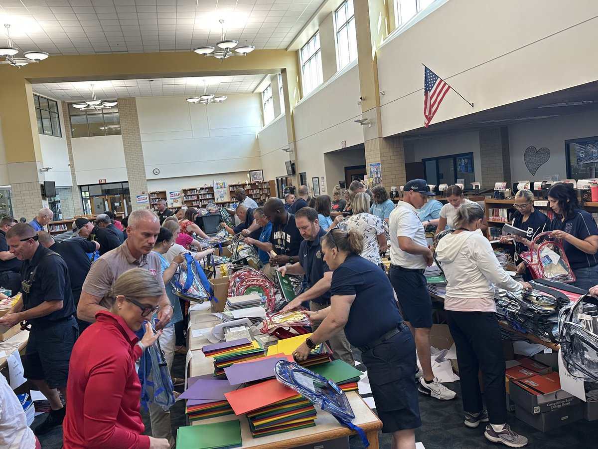 MSDDecatur's tweet image. Over 1500 backpacks for our students assembled in 45 minutes! Thankful for our community partners, staff, and volunteers! You make a difference!! #DecaturProud @INDairport @PattersonHorth @Decaturtwpfire @TheExcelCenter