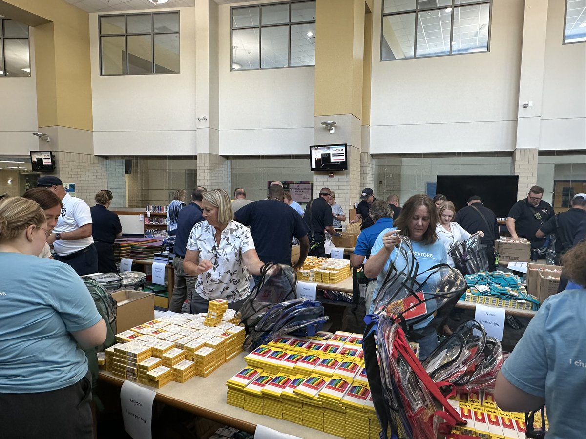 MSDDecatur's tweet image. Over 1500 backpacks for our students assembled in 45 minutes! Thankful for our community partners, staff, and volunteers! You make a difference!! #DecaturProud @INDairport @PattersonHorth @Decaturtwpfire @TheExcelCenter