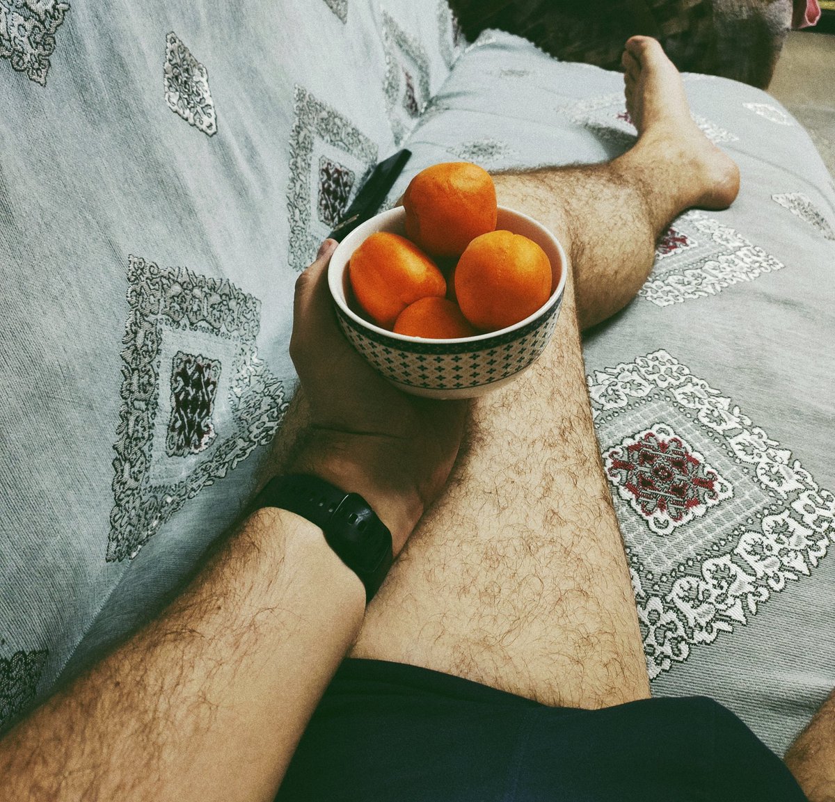 fatalist_really's tweet image. Абрикосы или толстая ляха, что выберешь ты? 😆