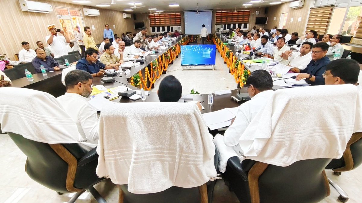 आज कलेक्ट्रेट सभागार बस्ती में उत्तर प्रदेश विधान परिषद की विनियमन समीक्षा समिति की सभापति श्रीमती प्रज्ञा त्रिपाठी जी के साथ मंडलीय बैठक के अंतर्गत सिद्धार्थनगर जिले की समीक्षा बैठक ली।
साथ में विधान परिषद सदस्य डॉ रतन पाल सिंह जी, विधान परिषद सदस्य श्री किरण पाल कश्यप जी, समिति
