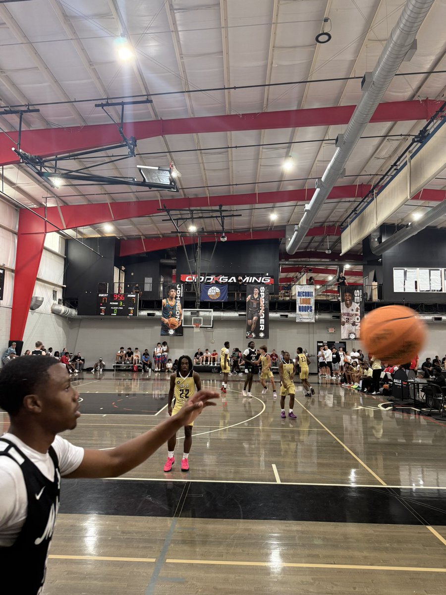 Coaches watching Mid Pro South vs Gold Elite OTR
Northern Iowa Head Coach 
Missouri State
SIUE Head Coach 
UIC
Valpo 
Mercer 
UWG
and more 
#RLHoops