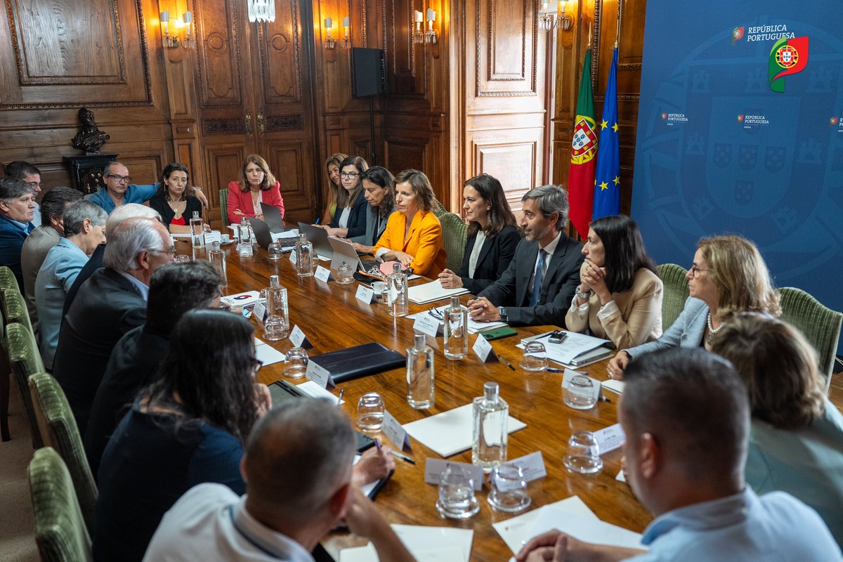 Ministério da Justiça - XXIV Governo (@justica_pt) on Twitter photo A Ministra da Justiça, <a href="/aRitaJudice/">Rita Alarcão Júdice</a>, e os Secretários de Estado da Administração Pública e Adjunto e da Justiça reuniram-se com o STE, a FESAP e a FNSTFPS para dar início ao processo de revisão das carreiras não revistas da DGRSP.
📷 Emerson Coutinho | StopMotion A Ministra da Justiça, <a href="/aRitaJudice/">Rita Alarcão Júdice</a>, e os Secretários de Estado da Administração Pública e Adjunto e da Justiça reuniram-se com o STE, a FESAP e a FNSTFPS para dar início ao processo de revisão das carreiras não revistas da DGRSP.
📷 Emerson Coutinho | StopMotion