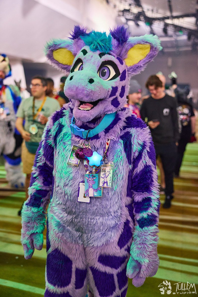 Zarafagiraffe's tweet image. Giraffe…frosted by the light. :)
#FursuitFriday
📷: @tullembrat