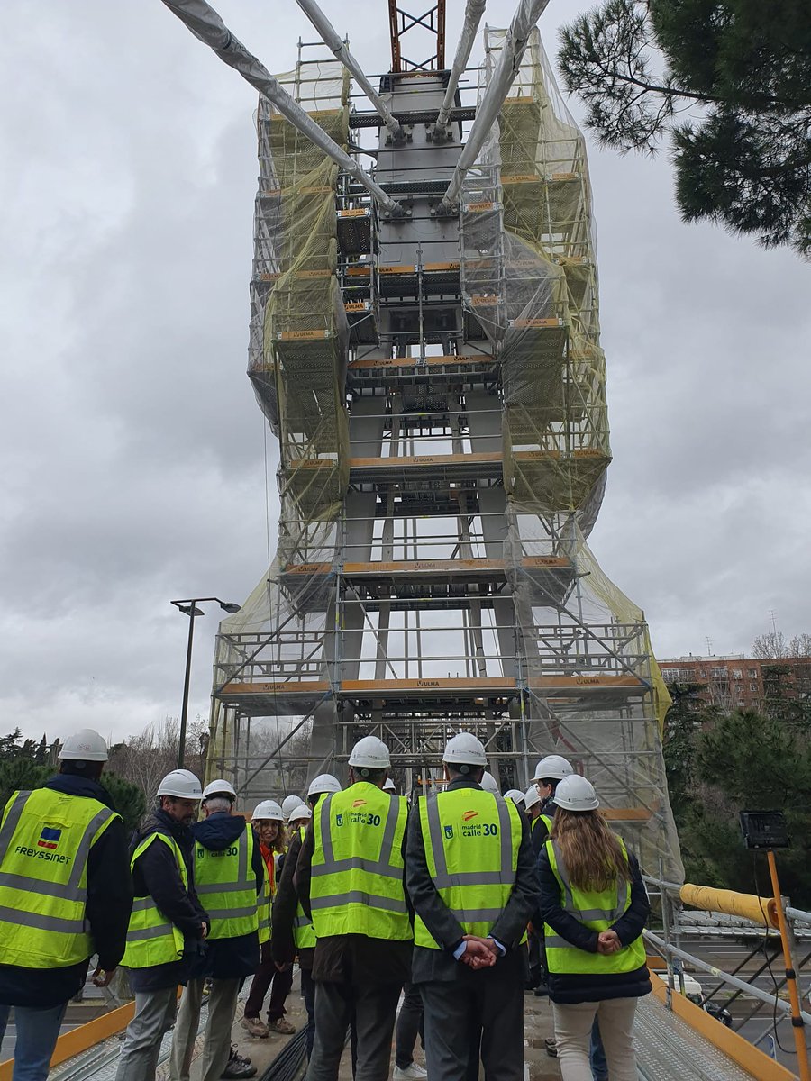 📹 ¡Nuevo vídeo en TikTok! Te mostramos cómo se ha rehabilitado la Pasarela Marqués de Zafra.

👷🏼‍♂️ Nos lo cuenta Luis Benito, ingeniero de caminos responsable de la obra.

Descúbrelo👉 tiktok.com/@caminosmadrid…