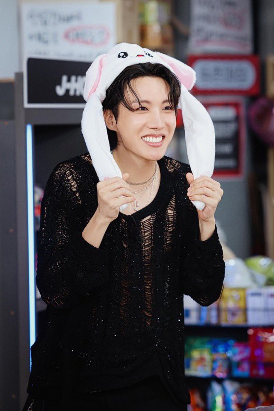 Me7with's tweet image. Actualización del canal #HopeTo de BTS en Instagram! 

💜: Es popular. Cuando termine, Hobi también irá a la tienda~