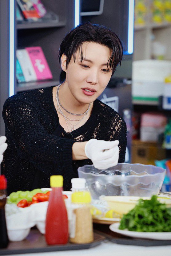 Me7with's tweet image. Actualización del canal #HopeTo de BTS en Instagram! 

💜: Es popular. Cuando termine, Hobi también irá a la tienda~