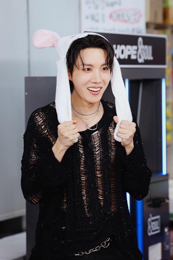 Me7with's tweet image. Actualización del canal #HopeTo de BTS en Instagram! 

💜: Es popular. Cuando termine, Hobi también irá a la tienda~