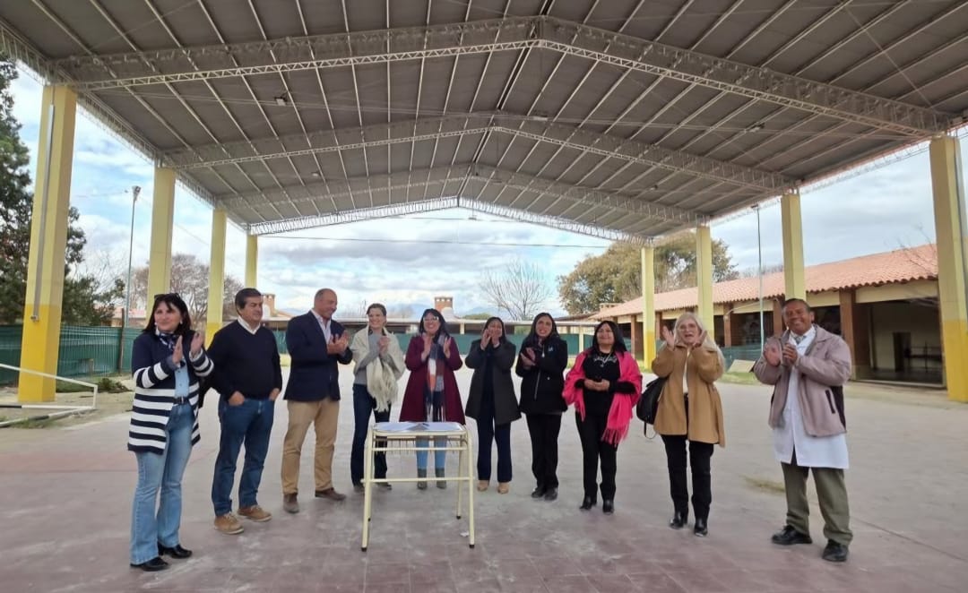 En Cafayate, la Provincia prevé la continuación de obras importantes para la comunidad educativa. Los trabajos previstos en <a href="/UPATecO/">UPATecO</a> y la escuela Normal se ejecutarán a través de la Secretaría de Obras Públicas.

#Salta #ObrasParaSalta #ObrasQueTransforman