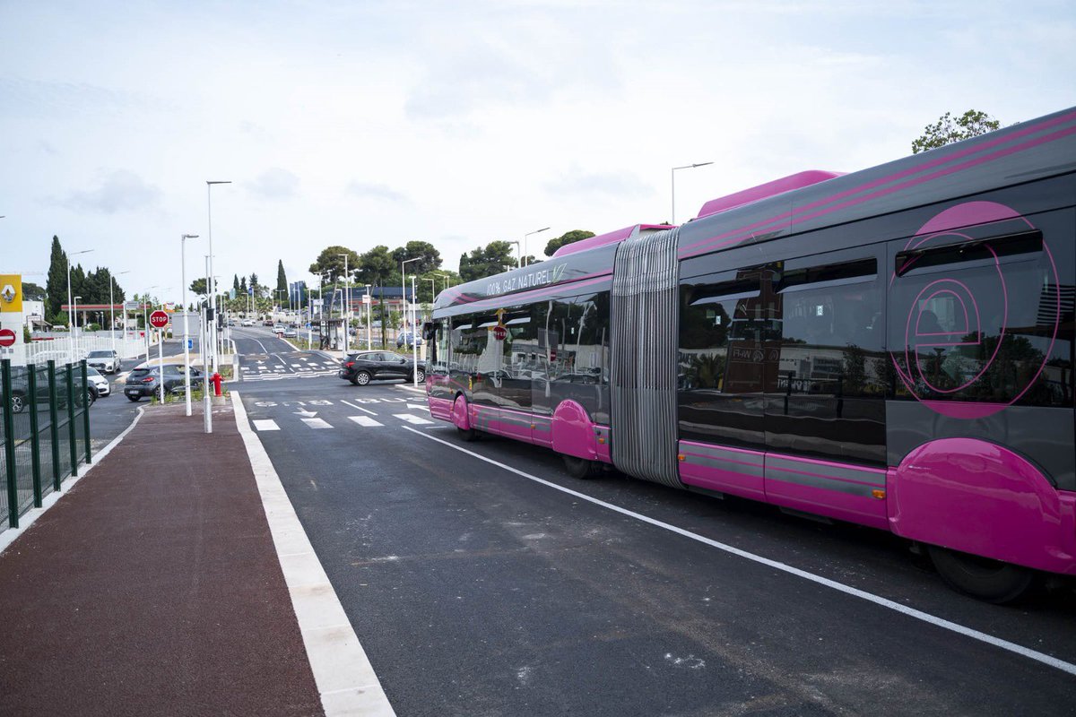 JeanLeonetti's tweet image. [DEPLACEMENTS] 🔵

La ligne A du Bus-Tram est en service dans son intégralité depuis le mois de mai 2025. Avec une fréquence de passage toutes les 10mn, ce transport gratuit permet de relier le pôle d’échanges au campus #Sophiatech en 20mn. Les plages horaires de circulation…