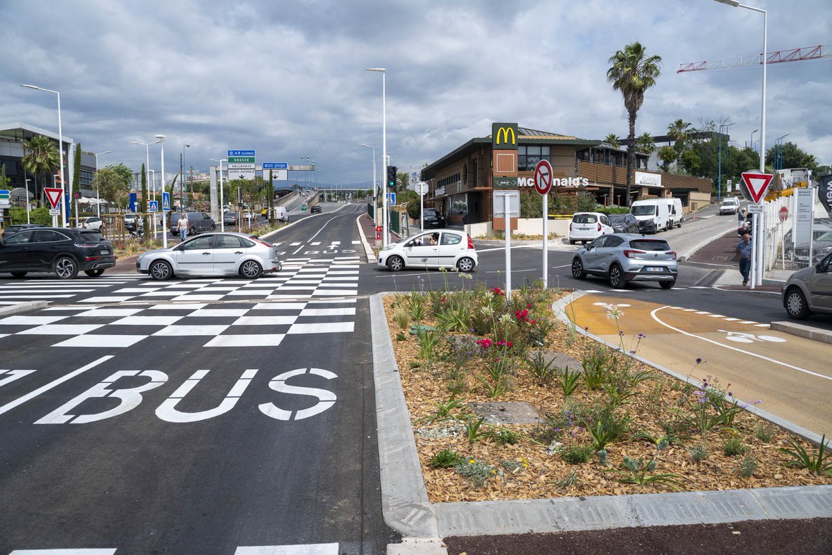 JeanLeonetti's tweet image. [DEPLACEMENTS] 🔵

La ligne A du Bus-Tram est en service dans son intégralité depuis le mois de mai 2025. Avec une fréquence de passage toutes les 10mn, ce transport gratuit permet de relier le pôle d’échanges au campus #Sophiatech en 20mn. Les plages horaires de circulation…