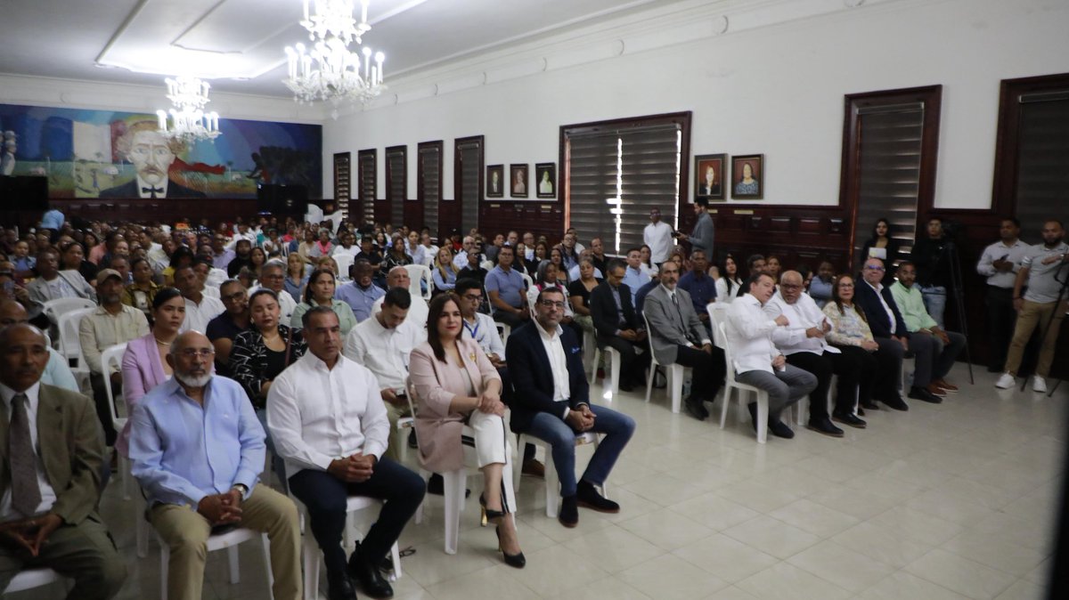 Gobierno entrega RD$110 millones en créditos a 500 microempresarios de Santiago a través de Promipyme

#AplatanaoNews 
⁦<a href="/Fabriciogm13/">fabriciogm13</a>⁩ 

aplatanaonews.com/gobierno-entre…