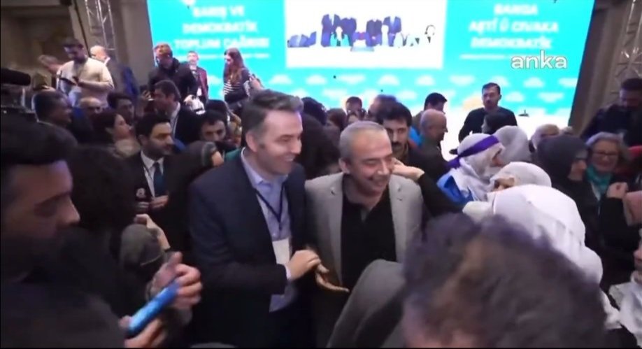 can (@cankemaly418) on Twitter photo <a href="/ersoyakif1/">Mehmet Akif ERSOY</a> Habertürk sunucusu Mehmet Akif Ersoy;
👉 Solda, "Vatansever olduğumuz için Habertürk ekranlarına DEM Parti mensuplarını çıkarmıyoruz." diyor.
👉 Sağda ise aynı Mehmet Akif Ersoy, DEM Parti'li Sırrı Süreyya Önder ile kakara kikiri yapıyor. <a href="/ersoyakif1/">Mehmet Akif ERSOY</a> Habertürk sunucusu Mehmet Akif Ersoy;
👉 Solda, "Vatansever olduğumuz için Habertürk ekranlarına DEM Parti mensuplarını çıkarmıyoruz." diyor.
👉 Sağda ise aynı Mehmet Akif Ersoy, DEM Parti'li Sırrı Süreyya Önder ile kakara kikiri yapıyor.