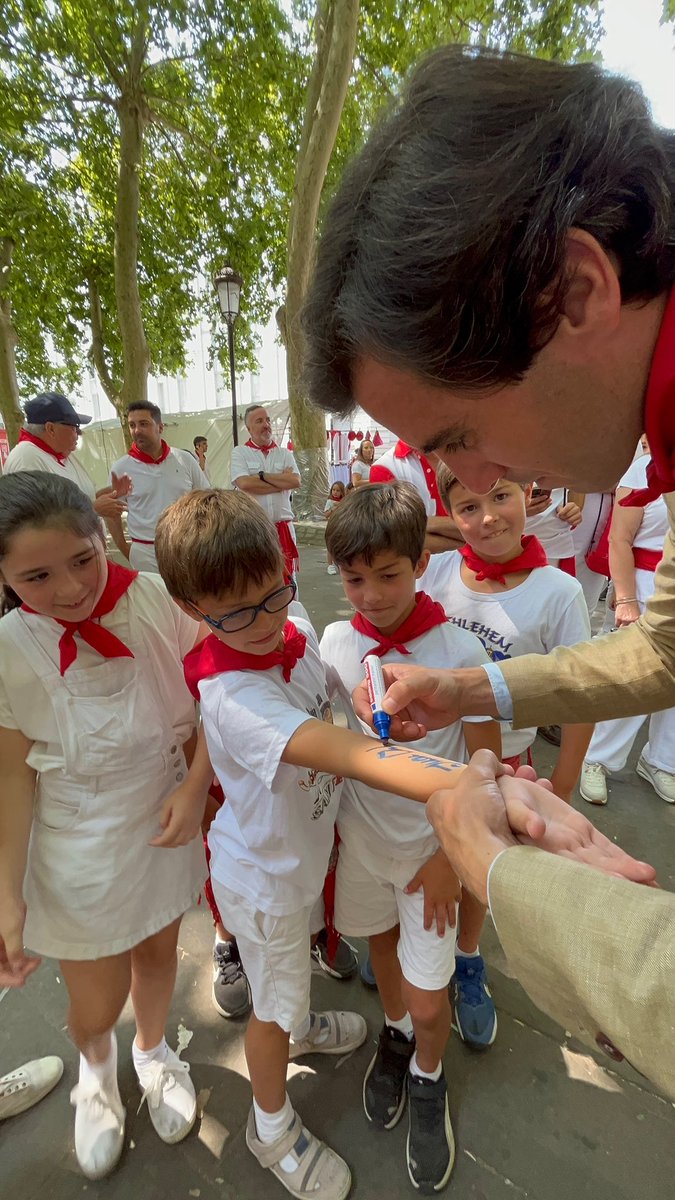 Por la cara de ilusión de los niños, merece la pena pasar una mañana entera con ellos. Alimentando el futuro de nuestra fiesta en Pamplona.